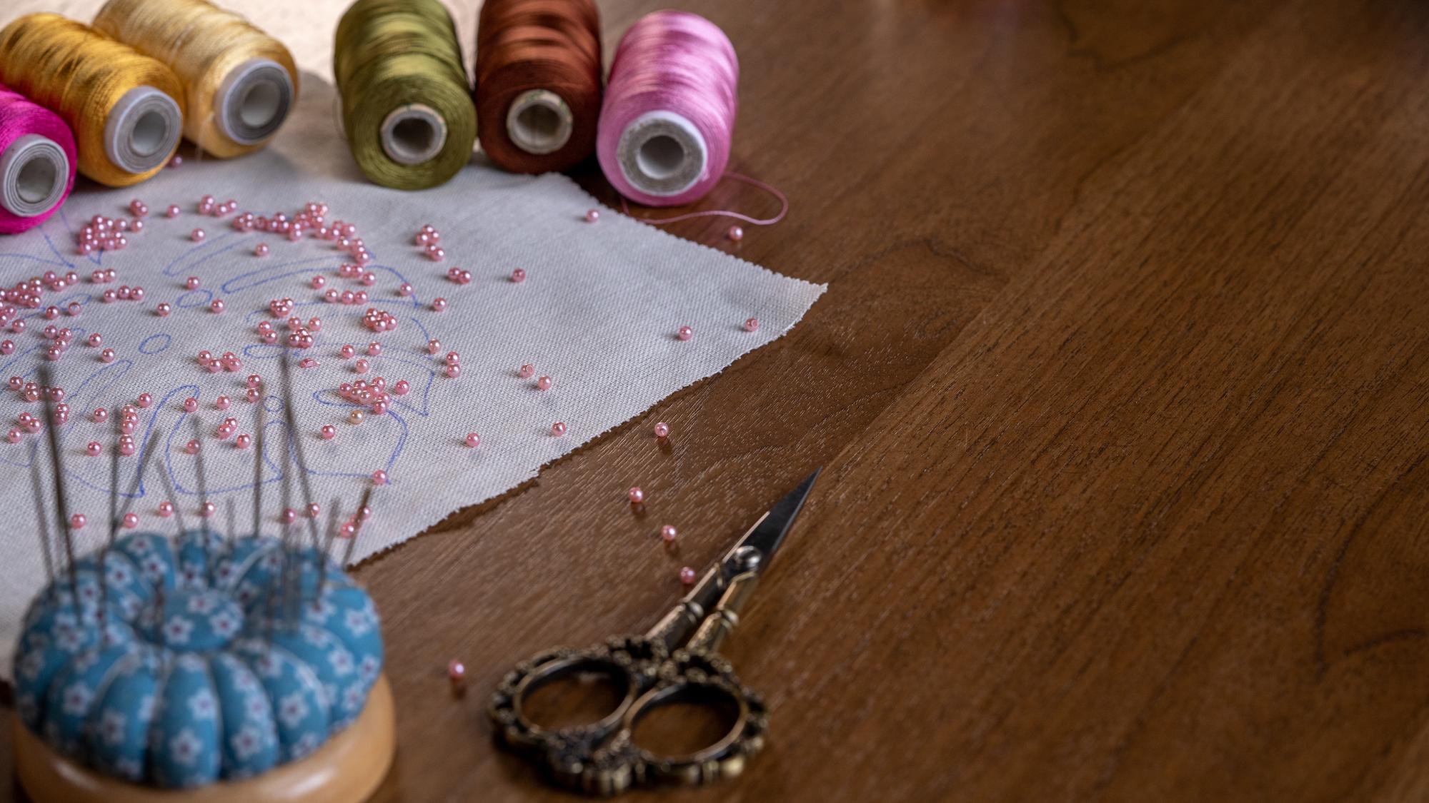 atelier — haftowane elementy na stole